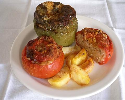 Serving inspiration: A stuffed pepper and a stuffed tomato served with roasted potatoes. Not verified as this exact recipe.
