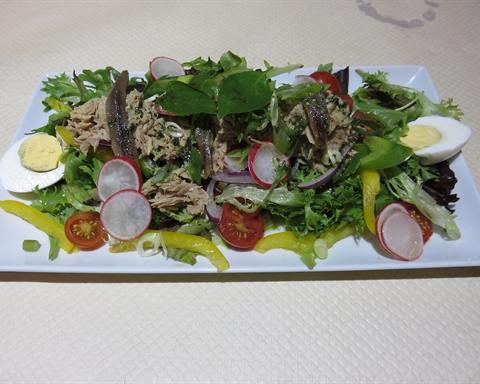 Serving inspiration: A salade niçoise with tuna, boiled egg, tomato and green leaves. Not verified as this exact recipe.