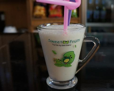 Serving inspiration: A banana shake in a glass mug with a straw. Not verified as this exact recipe.