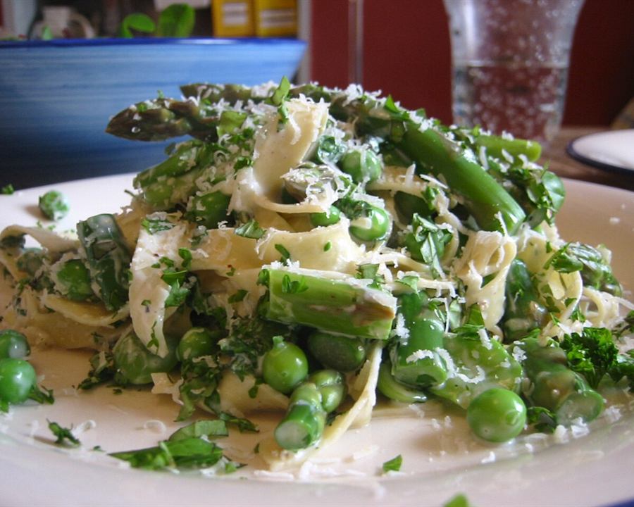 Tagliatelle with peas, asparagus and broad beans