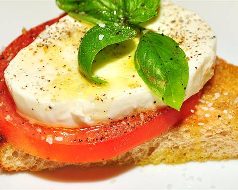 Serving inspiration: Toast topped with a tomato slice, fresh mozzarella and basil. Not verified as this exact recipe.