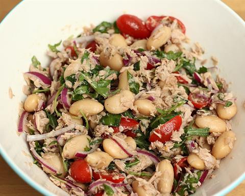 Serving inspiration: A white bowl of white bean and tuna salad with red onion, tomato and herbs. Not verified as this exact recipe.